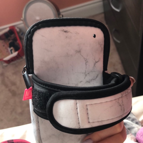 Running pouch - Picture 3 of 3